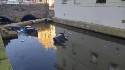 Dva mlad&iacute;ci nah&aacute;zeli popelnice do strouhy na Wenerově n&aacute;břež&iacute;