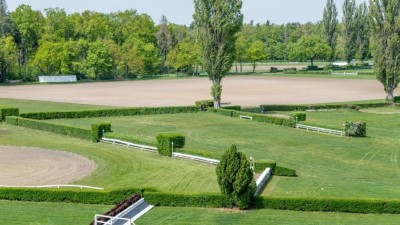 Velkou pardubickou se Slavia pojišťovnou opět ovládl kůň Sacamiro s žokejem Janem Faltejskem