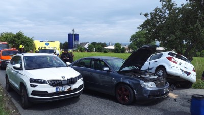 Nehoda tří osobních automobilů zablokovala silnici v obci Vanice u Vysokého Mýta