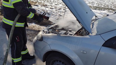 Na silnici I/43 před obcí Opatovec hořelo osobní auto