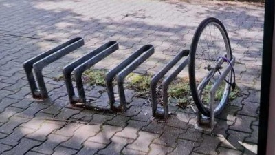 Žena uzamkla svůj bicykl do stojanu pouze za přední kolo, ta tam zloděj nechal