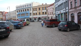 Na náměstí v Litomyšli poškodil auto a ujel, policie hledá svědky