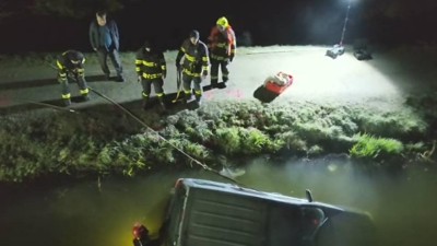 Řidič s Mazdou sjel nechtěně do rybn&iacute;ka, zřejmě mu k tomu pomohl alkohol v krvi