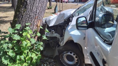 Řidič osobního vozidla v Chocni čelně narazil do stromu, v autě vezl dítě