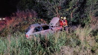 Auto skončilo v Ústí nad Orlicí mimo vozovku, čtyřčlenná posádka vozu utrpěla zranění