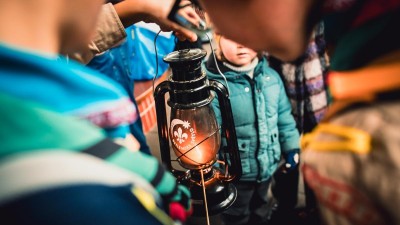 Lidé si v Pardubicích přišli s lucerničkami pro světlo z Betléma