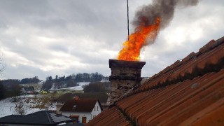 Z komínu domu v Kunčicích šlehaly žhavé saze