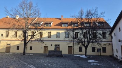 Lavička V&aacute;clava Havla obemkne strom na Př&iacute;hr&aacute;dku