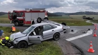 Po nehodě jedno z vozidel skončilo v poli, druhé na střeše