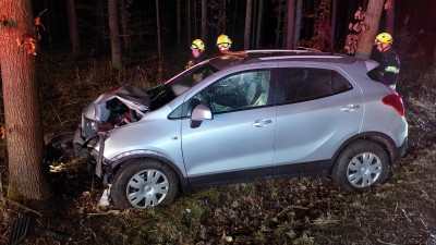 Řidička narazila s vozem do stromu na silnici u obce Sruby, nehoda byla po dobu zásahu uzavřena