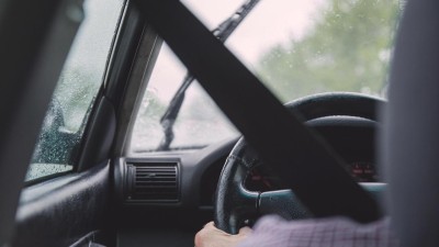 První advetní víkend sebou přinesl řadu nehod na silnicích, na vinně byl často alkohol