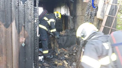 Včelař chtěl zklidnit své včely dýmákem, při jeho přípravě mu vzplála chata
