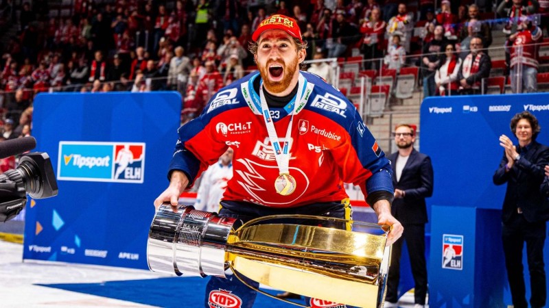 Hr&aacute;či si n&aacute;sledně už&iacute;vali oslavy s kotlem pardubick&yacute;ch fanou&scaron;ků, na sn&iacute;mku je &uacute;točn&iacute;k Jan Mand&aacute;t. Foto zdroj HC Dynamo Pardubice