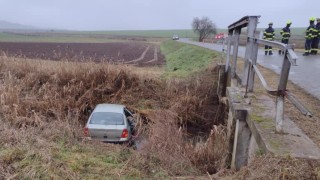 Hasiči zachraňovali osoby z auta, které vjelo do potoka. K místu nehody jsme se po silnici doklouzali, uvedli