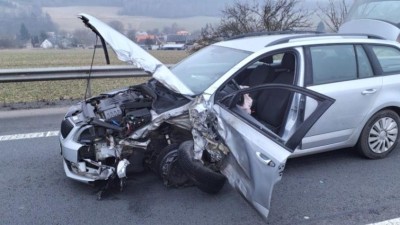 Střet kamionu s osobním autem se zraněním uzavřel ve středu odpoledne silnici I/35 u Linhartic