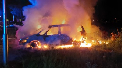 Ve Staročensku vzplálo auto, oheň zachvátil další tři vozy