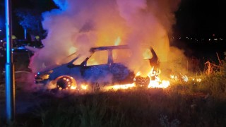Ve Staročensku vzplálo auto, oheň zachvátil další tři vozy