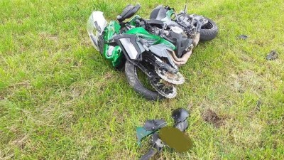 Motocykl havaroval a vylétl ze silnice daleko do trávy