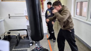 Na škole v České Třebové si děti mohou svoji energii vybít na boxovacím pytli