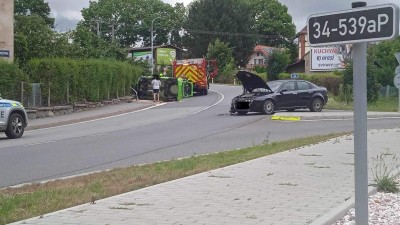 Auto skončilo na boku, k nehodě vyjížděli také záchranáři