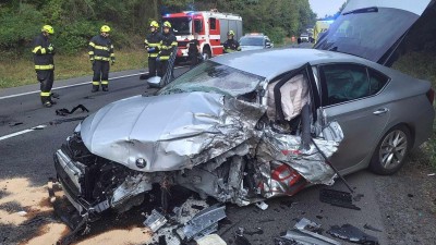 Osobní a dvě nákladní. Nehoda tří aut uzavřela provoz na silnici I/35 u Koclířova