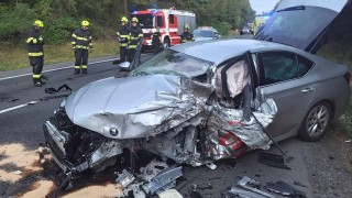 Osobní a dvě nákladní. Nehoda tří aut uzavřela provoz na silnici I/35 u Koclířova