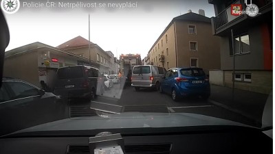 VIDEO: Řidič se nechtěl zdržovat čekáním, netušil, že za ním stojí policie