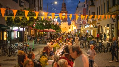 Po Praze a Pardubicích se také v Ústí nad Orlicí sejdou sousedé na večeři na ulici u jednoho obrovského stolu