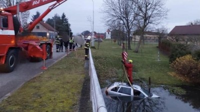 Nedobrovolnou ranní koupel vyzkoušela posádka vozu v Libišanech