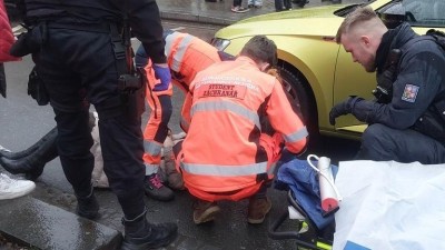 Auto srazilo na Masarykově náměstí ženu na přechodu pro chodce