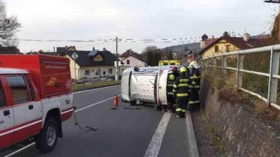 Řidič své auto přímo v obci otočil na bok