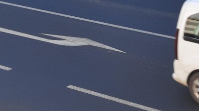 Muž se zrakov&yacute;m postižen&iacute;m v tmav&eacute;m oblečen&iacute; kr&aacute;čel prostředkem pardubick&eacute; rychlodr&aacute;hy v pln&eacute;m provozu