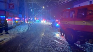 Evakuace, intervence psychologa i sanitky. Dramatické chvíle obyvatelů domu, kde se v noci  vzňala elektroinstalace