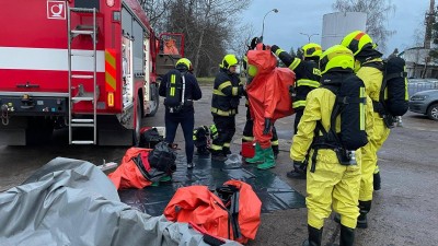 Při práci v areálu jedné firmy v Přelouči došlo k narušení pláště železniční cisterny a následnému úniku motorové nafty, byl námět cvičení hasičů