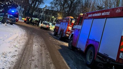 Velk&aacute; p&aacute;trac&iacute; akce: Mlad&yacute; muž ode&scaron;el bez bundy a mobil mu vypadl do sněhu