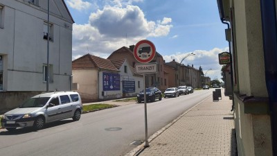 Náklaďáky už tam nesmí. Ve Vysokém Mýtě byly nainstalovány dopravní značky omezující vjezd velkých vozidel a souprav