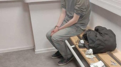 Čekal na vlakový spoj, místo aby nastoupil do výkonu trestu. Pod mostem se skrýval muž, na kterého byl vydán zatykač