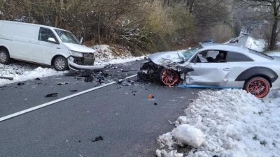 Během dopoledne se na silnicích dále bouralo