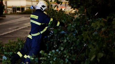 Může dosahovat rychlosti až 65 km/h. Zajistěte okna, dveře, upevněte předměty, zabezpečte skleníky, varují hasiči kvůli větru