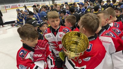 VIDEO: Sev.en Hockey Cup vracel dětem znovu chuť ke sportování. Pohár mají Pardubice
