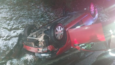 Dvě auta na střeše, vůz uvízlý ve sněhu, čelní střet dvou vozidel, a tři zranění, od včerejšího večera