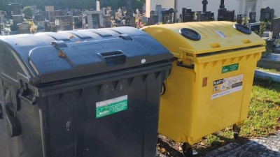 Na pardubických hřbitovech jsou nově umístěny nádoby na tříděný odpad