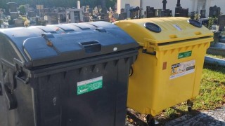 Na pardubických hřbitovech jsou nově umístěny nádoby na tříděný odpad