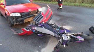 Po střetu motorky s autem v obci Prachovice oba řidiči utrpěli zranění