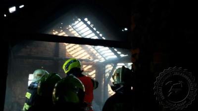 Požár zachvátil střechu domu a pokoj, kde byl muž