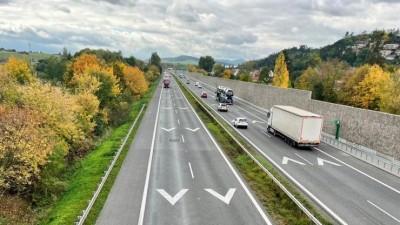 VIDEO: Na některých českých dálnicích se objevilo toto nové značení. Víte, k čemu slouží?