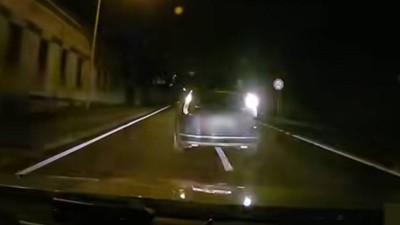 VIDEO: Ujížděl policistům 160kilometrovou rychlostí, kličkoval, havaroval, ale zastavil ho až smyk