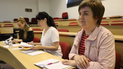 V Pardubické nemocnici se ukrajinští uprchlíci učí česky. Někteří už projevili zájem o práci