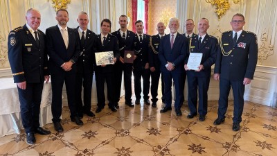 Prezident Petr Pavel ocenil hasiče, policisty a záchranáře za za mimořádně náročný zásah z loňského 5. června v Pardubicích
