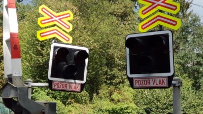 Červená Mazda vjela na železniční přejezd a vtom se sklopily závory. Někdo se snažil pomoci. Policie hledá svědky